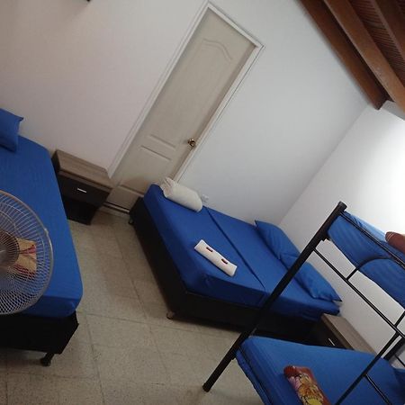 Yellow House Hostel Medellin Bagian luar foto