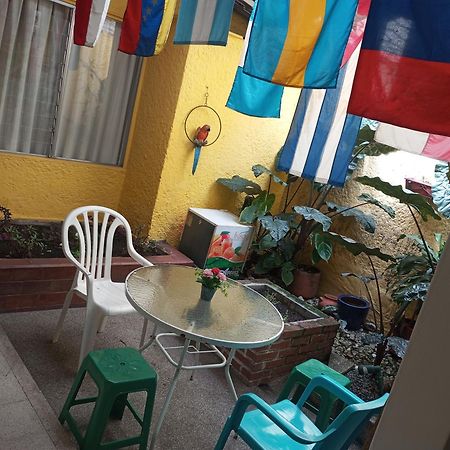 Yellow House Hostel Medellin Bagian luar foto