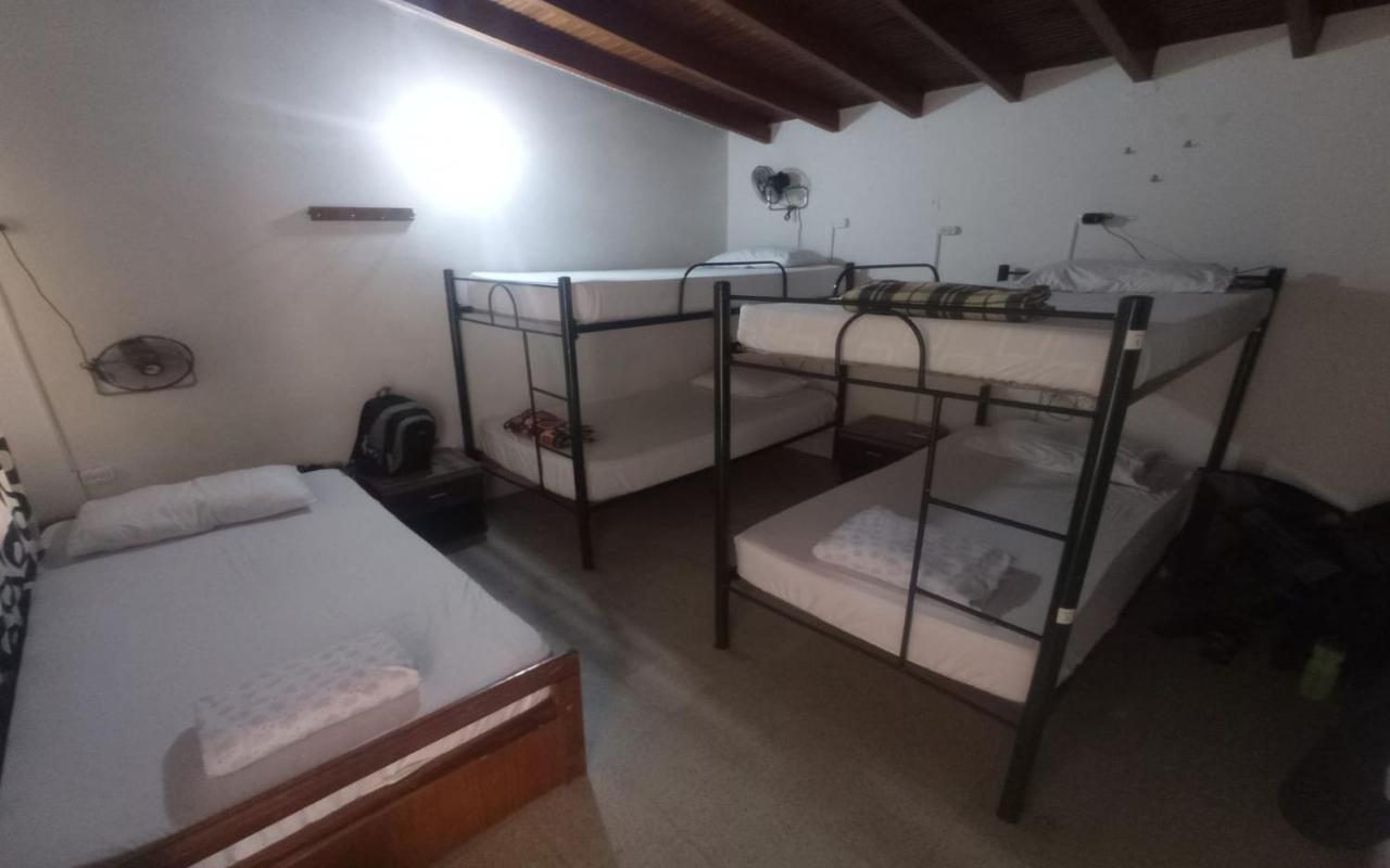 Yellow House Hostel Medellin Bagian luar foto