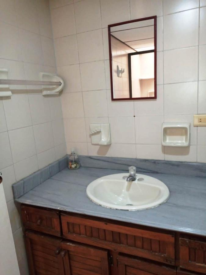 Yellow House Hostel Medellin Bagian luar foto