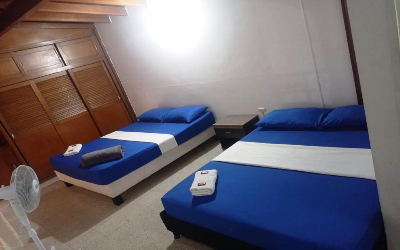 Yellow House Hostel Medellin Bagian luar foto