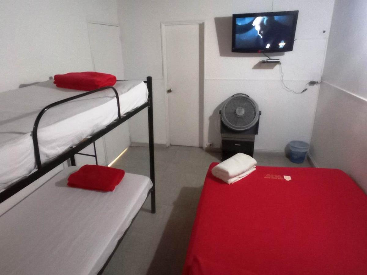 Yellow House Hostel Medellin Bagian luar foto