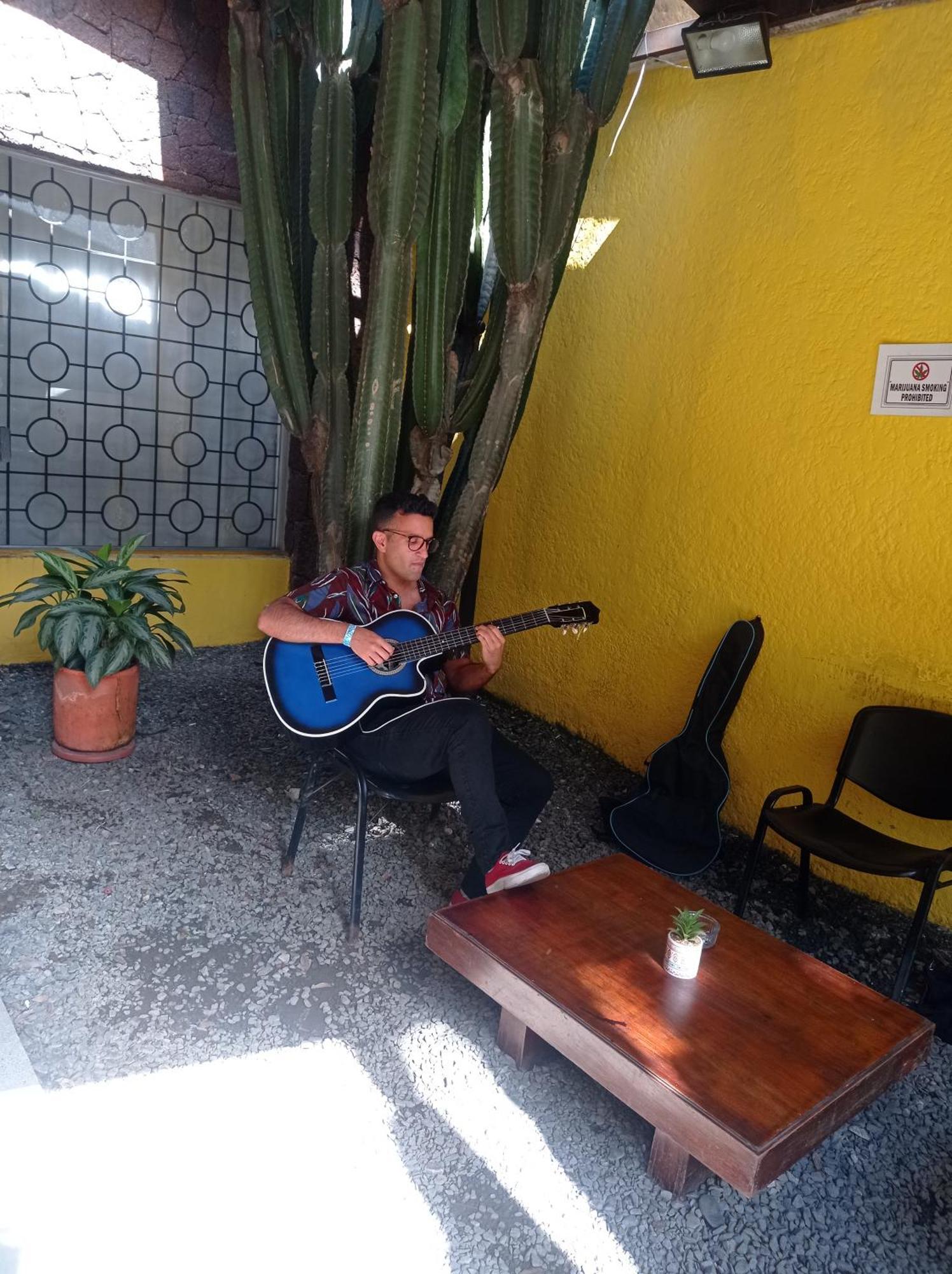 Yellow House Hostel Medellin Bagian luar foto