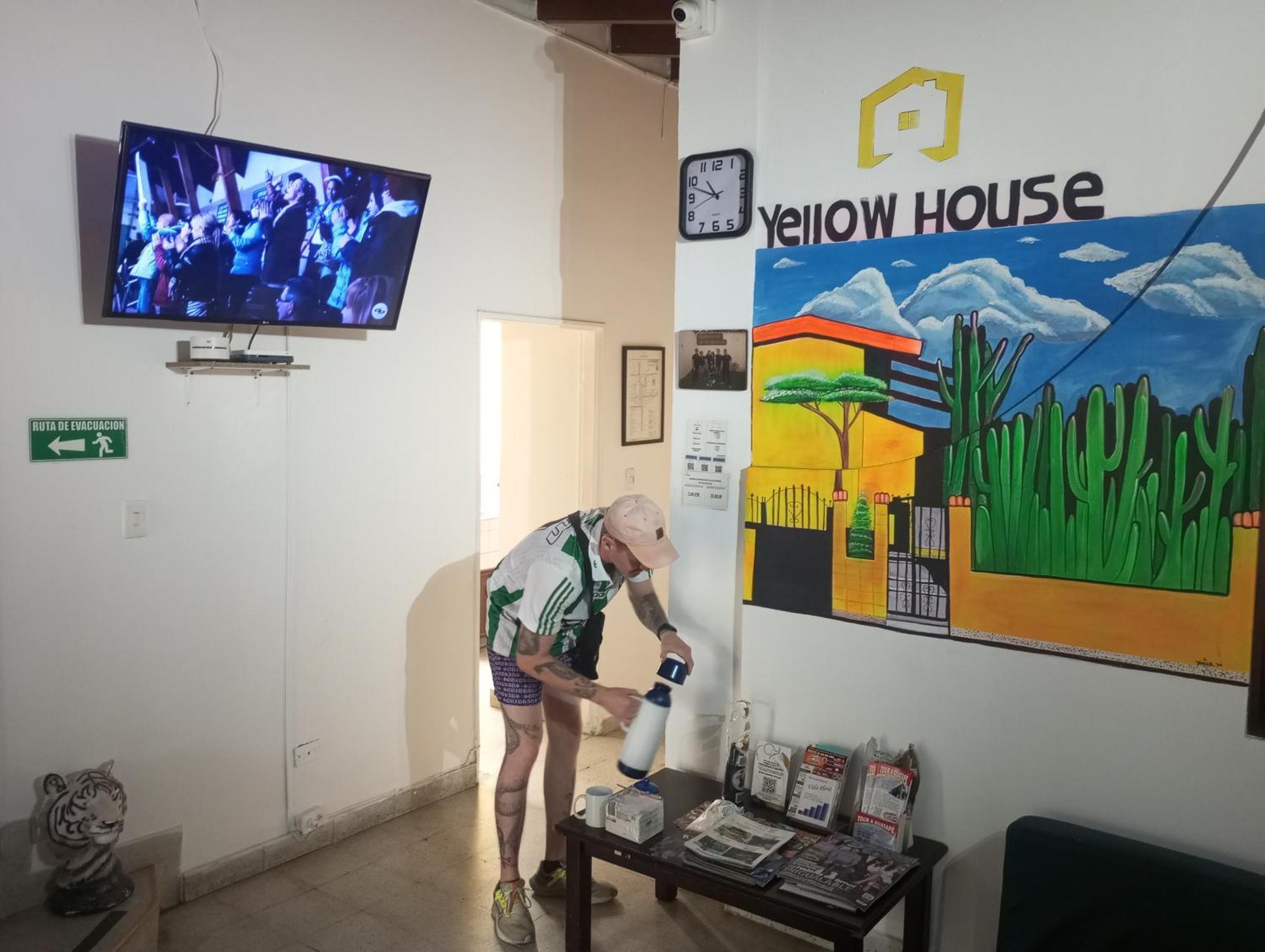 Yellow House Hostel Medellin Bagian luar foto