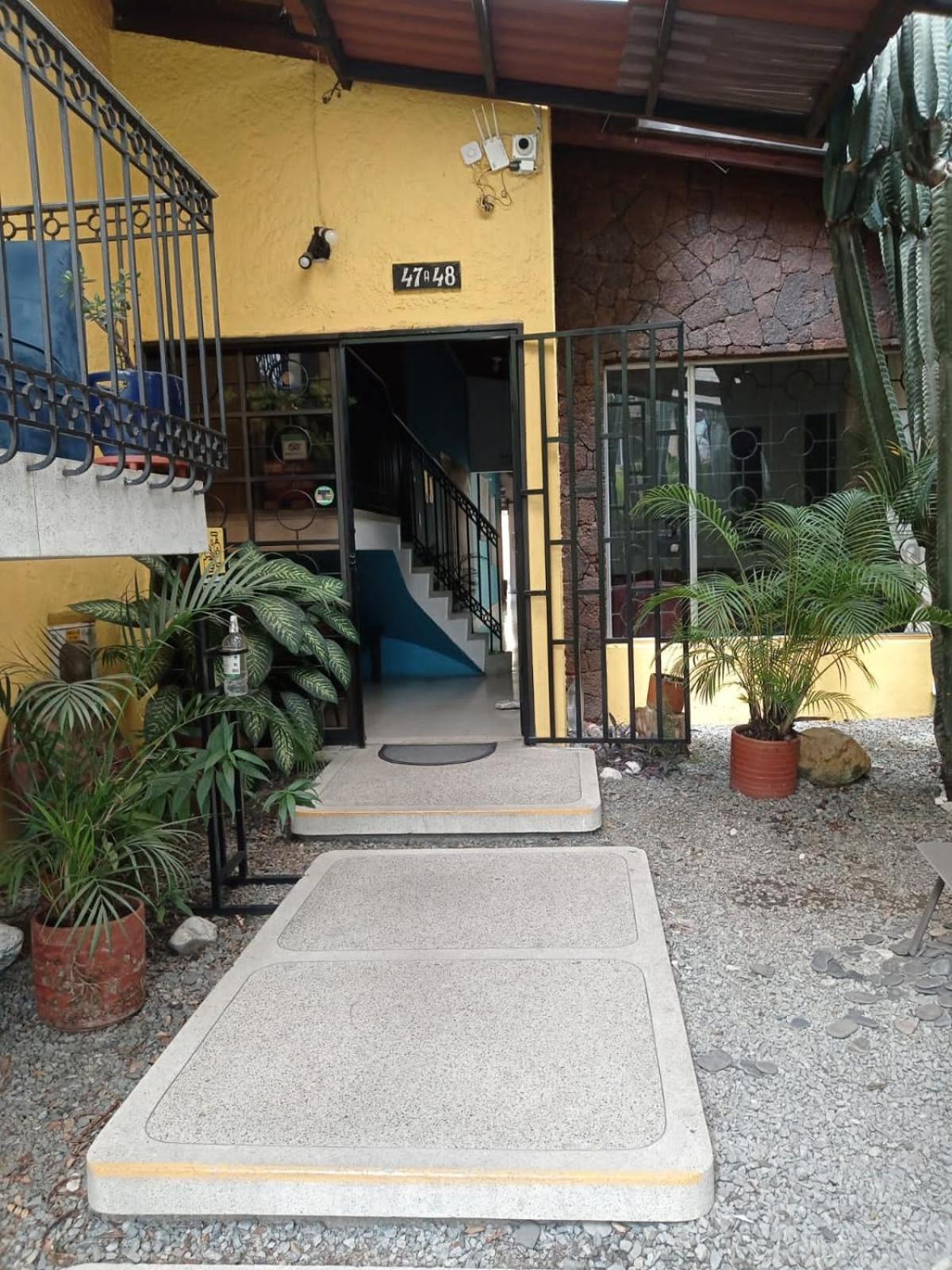 Yellow House Hostel Medellin Bagian luar foto