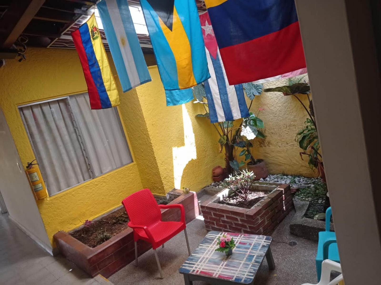 Yellow House Hostel Medellin Bagian luar foto
