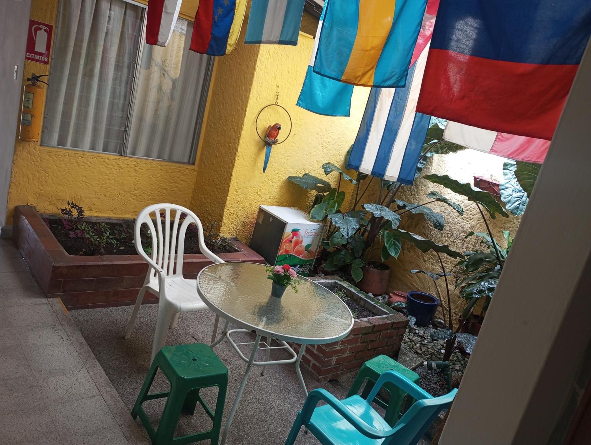Yellow House Hostel Medellin Bagian luar foto