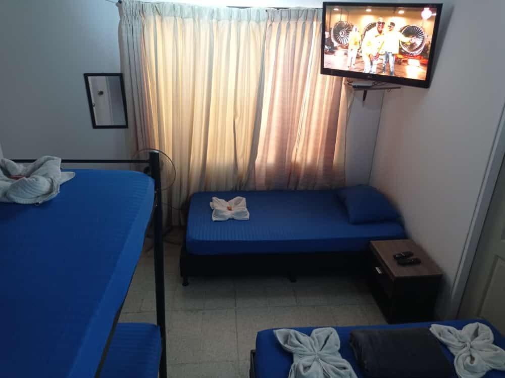 Yellow House Hostel Medellin Bagian luar foto
