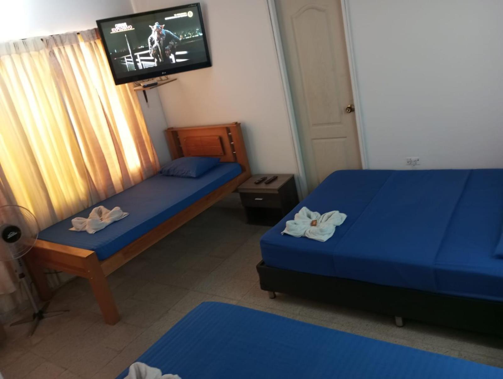 Yellow House Hostel Medellin Bagian luar foto