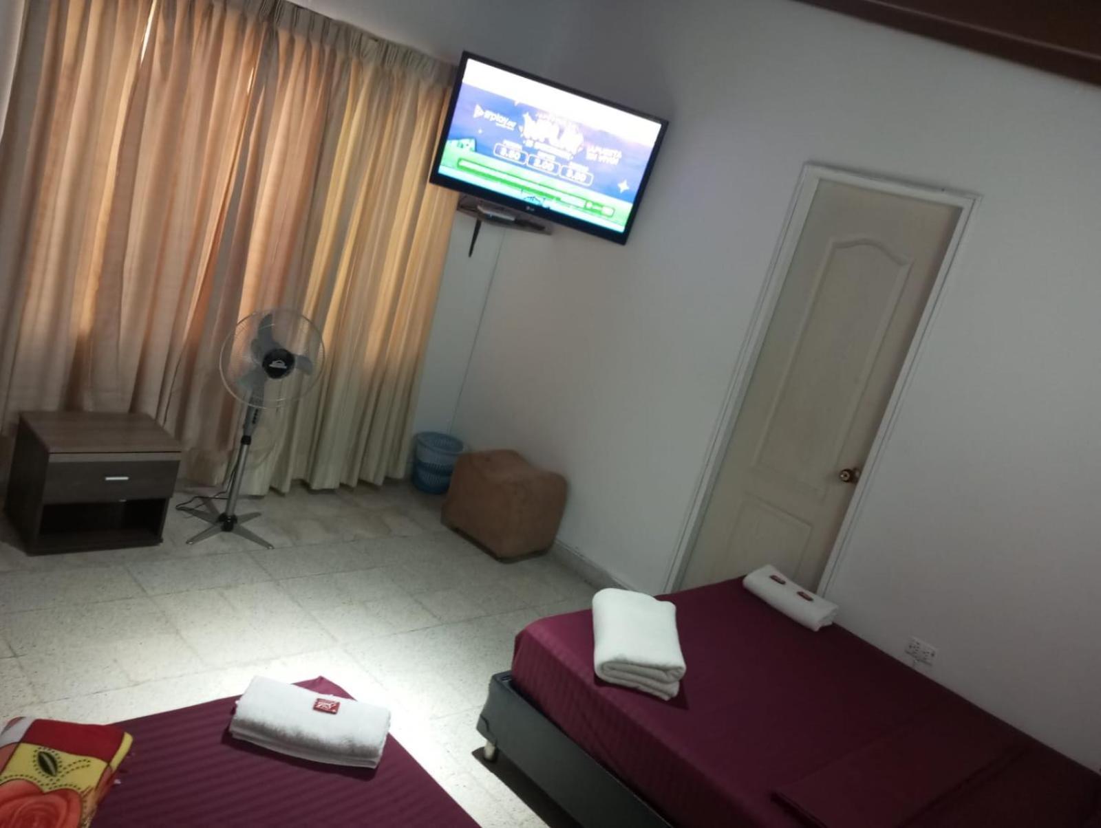 Yellow House Hostel Medellin Bagian luar foto
