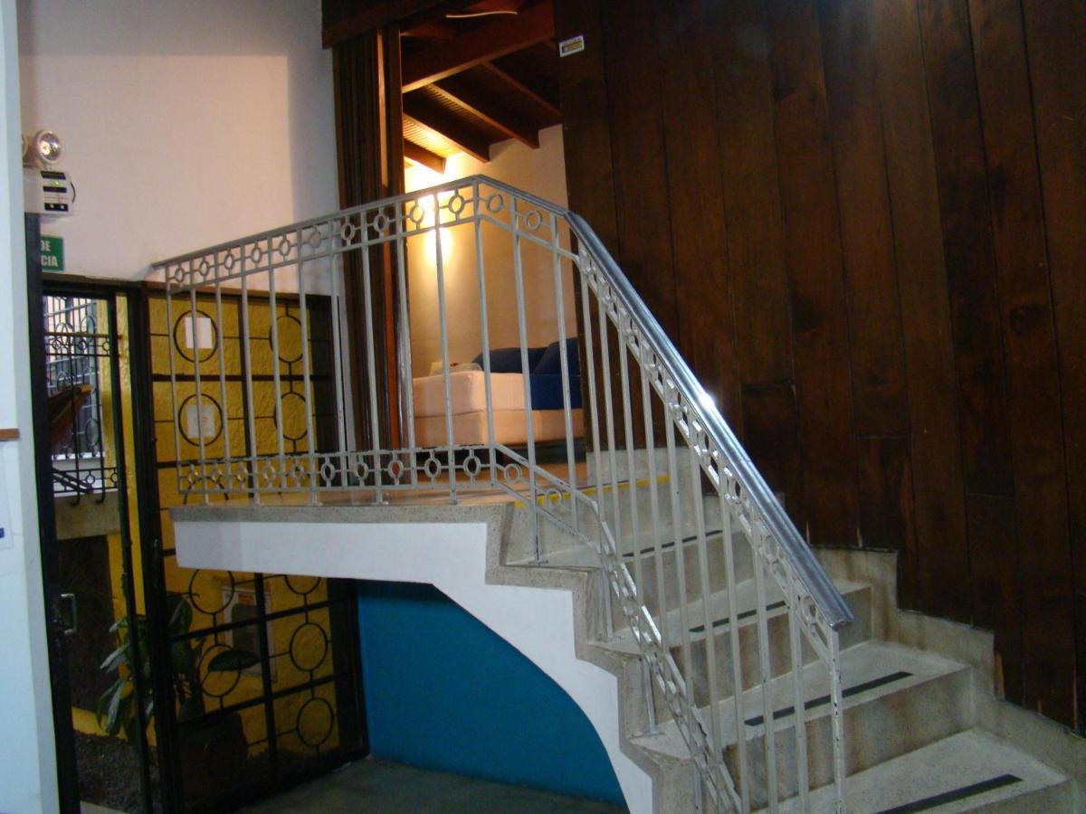 Yellow House Hostel Medellin Bagian luar foto