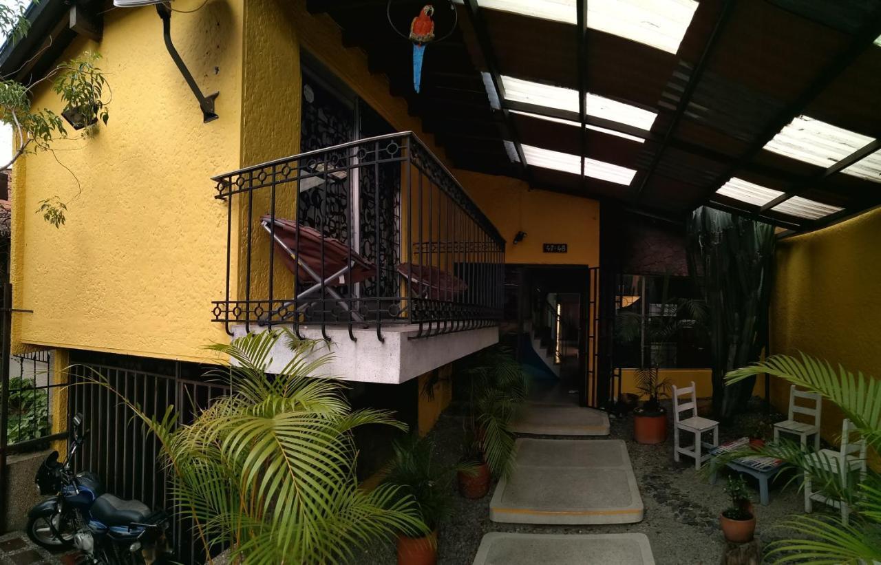 Yellow House Hostel Medellin Bagian luar foto