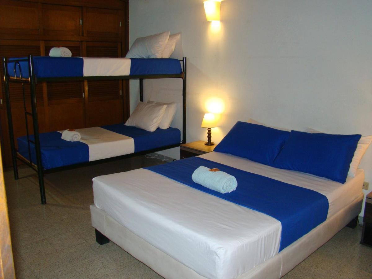Yellow House Hostel Medellin Bagian luar foto