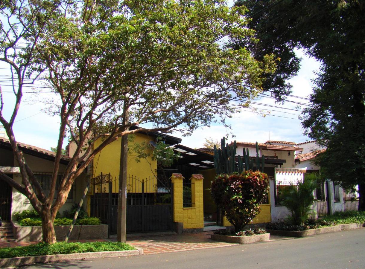 Yellow House Hostel Medellin Bagian luar foto