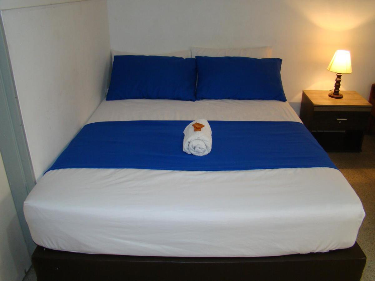 Yellow House Hostel Medellin Bagian luar foto