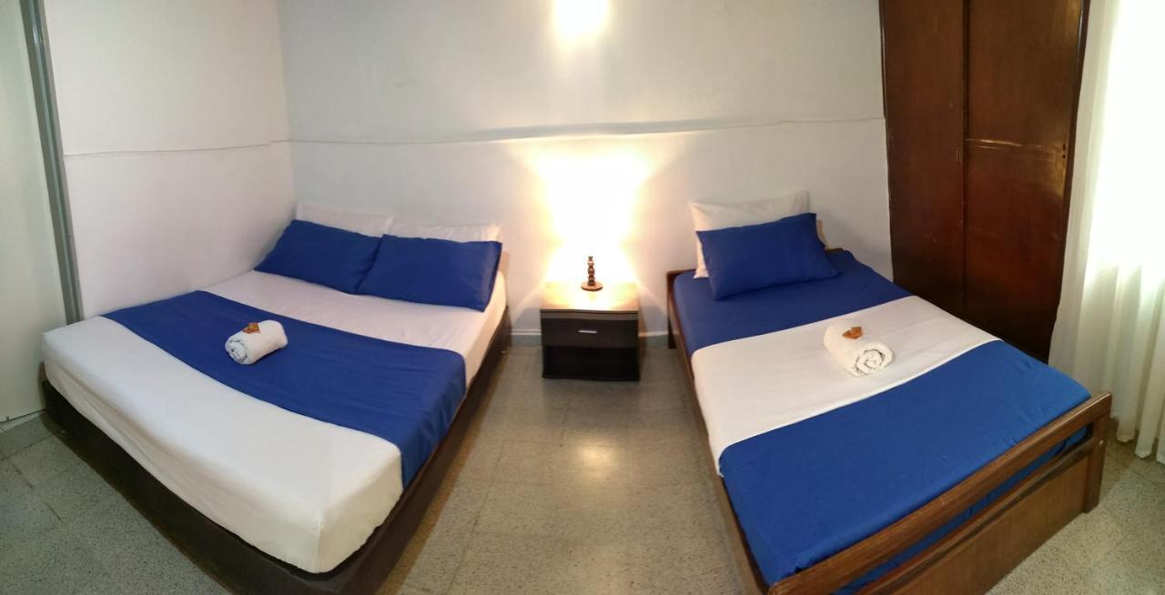 Yellow House Hostel Medellin Bagian luar foto